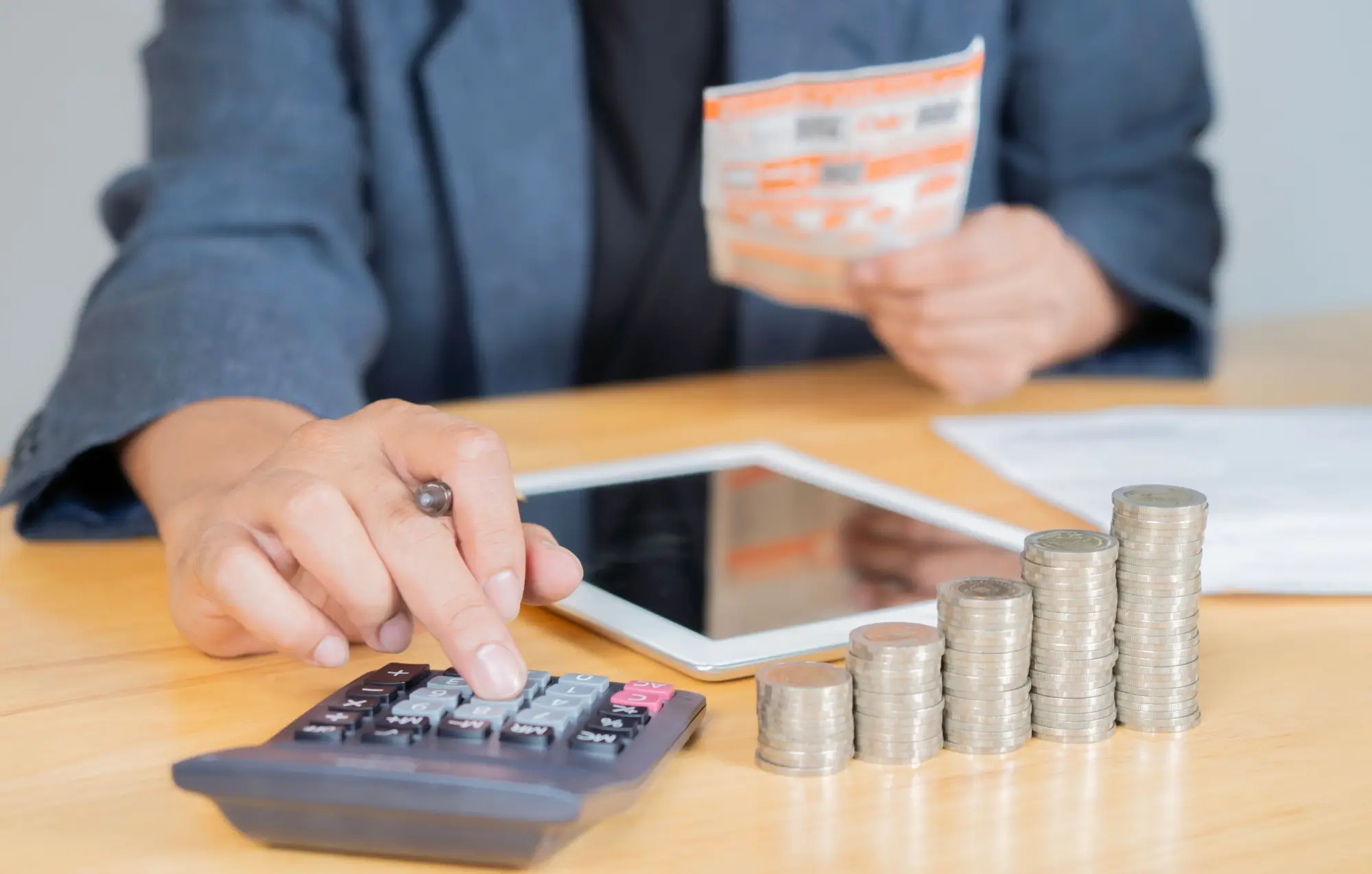 Za elektřinu můžeme díky pár trikům ušetřit.