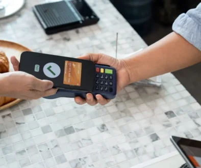 Placení pomocí karty v mobilu.