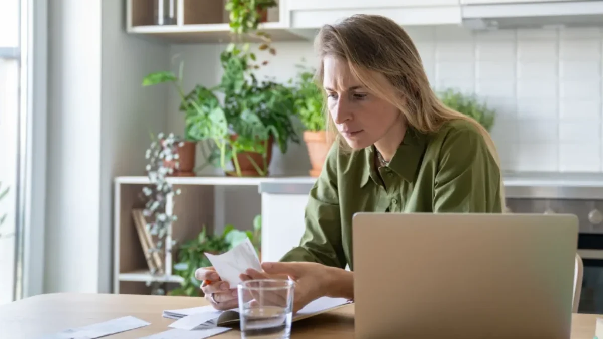 Žena platící účty za energie