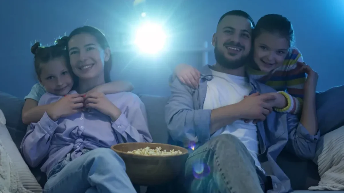 Rodina sledující promítaný film