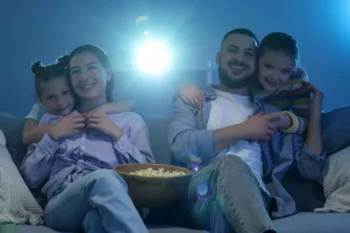 Rodina sledující promítaný film