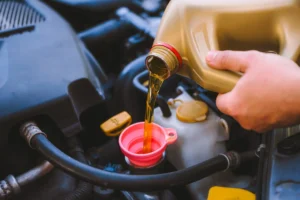 V autě se skrývá vychytávka díky které vždy poznáte, jaký typ oleje do motoru patří