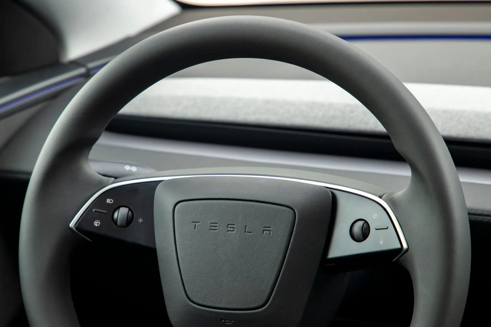 Automobil Tesla s ikonickým znakem.