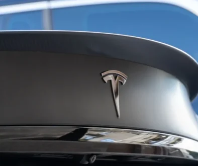 Logo značky Tesla.