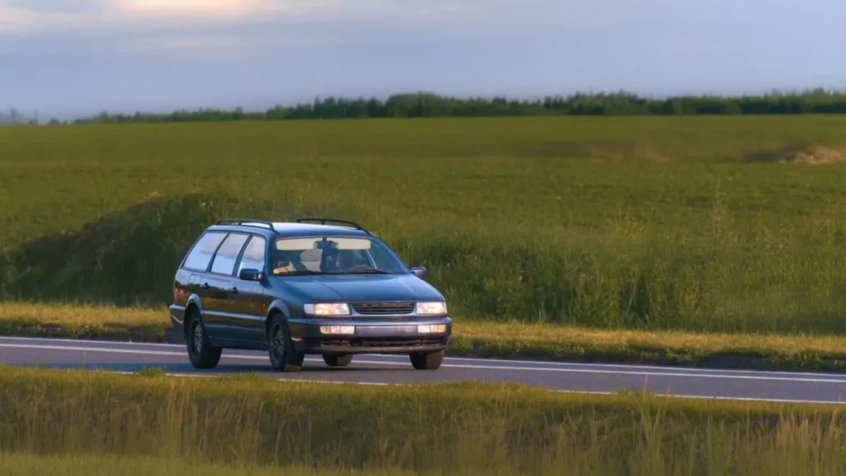 Automobil na silnici