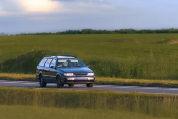 Automobil na silnici