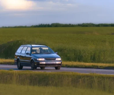 Automobil na silnici