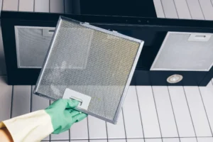 Takto snadno vyčistíte digestoř, aniž byste se umastili a nadělali v kuchyni nepořádek. Stačí smíchat sodu a saponát