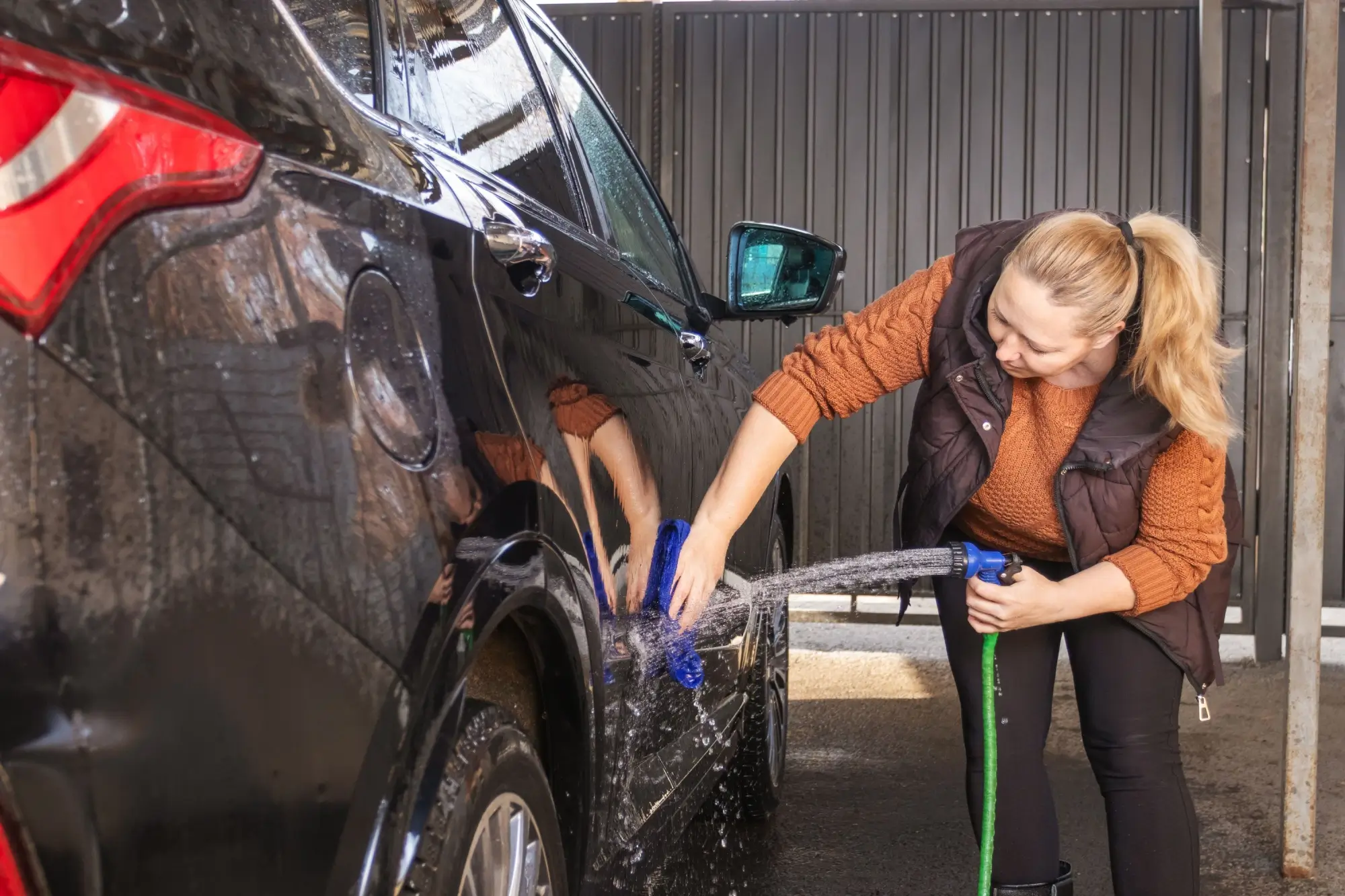 Pravidelné čištění auta může předejít řadě opravám.