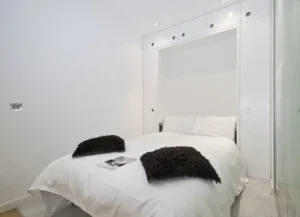 Sbohem manželským postelím, které zabírají celou místnost. Tyhle mají úložný prostor a přes den je snadno složíte