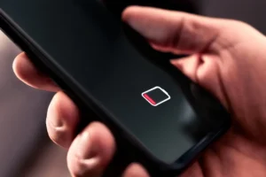 Dochází baterka v mobilu, ale potřebujete být na přijmu? Přepněte mobil do speciálního režimu a vydrží hodiny na 1 %