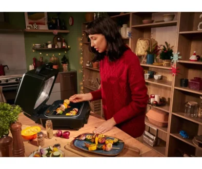 žena v kuchyni používá horkovzdušnou fritézu s grilem