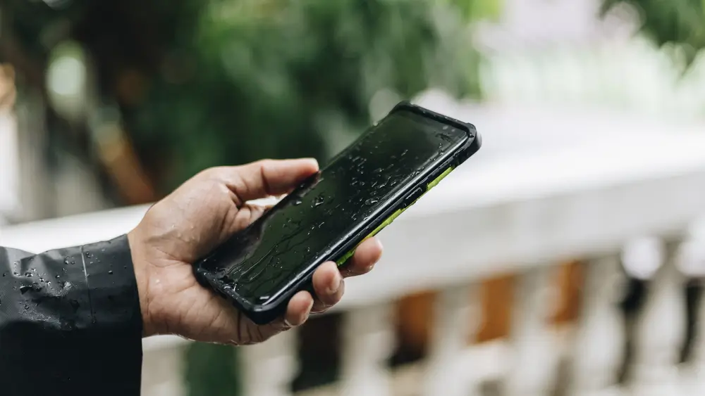 Telefony mají samy o sobě mnohdy certifikaci voděodolnosti. Na nabíjecí konektor se to však nevztahuje.