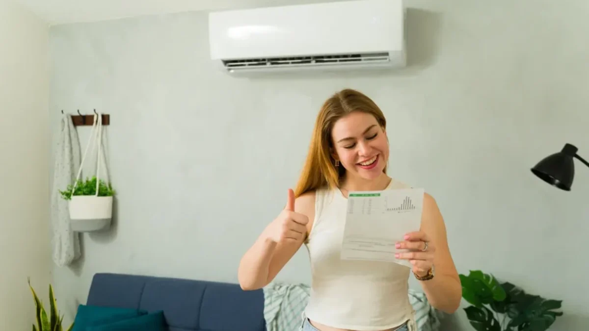 žena se dívá na účet, usmívá se