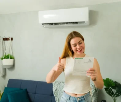 žena se dívá na účet, usmívá se