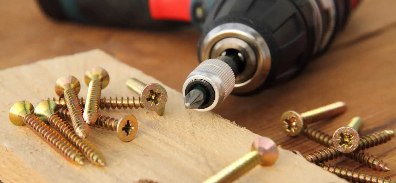 aku vrtačka na stole