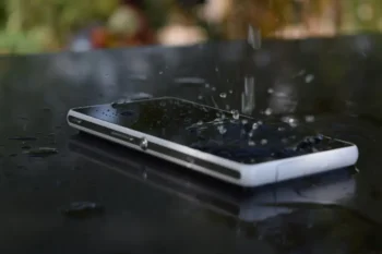 Když se telefon nechce nabíjet, je třeba postupovat obezřetně.