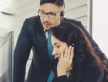 Vybraní úředníci se museli vrátit zpět ke kabelovým sluchátkům.