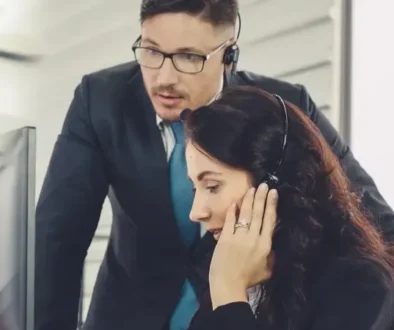 Vybraní úředníci se museli vrátit zpět ke kabelovým sluchátkům.