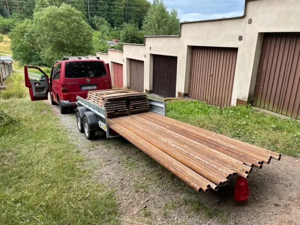 Výstražná praporek na dlouhých trubkách