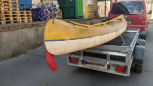 Víte, proč má osobní auto červený praporek? Upozorňuje vás na důležitou věc