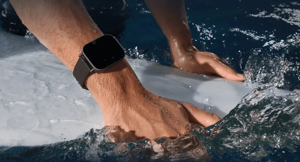 Zajímavé je, že hodinky mají voděodolnost 5 ATM, takže je bez obav můžete používat i na sport.