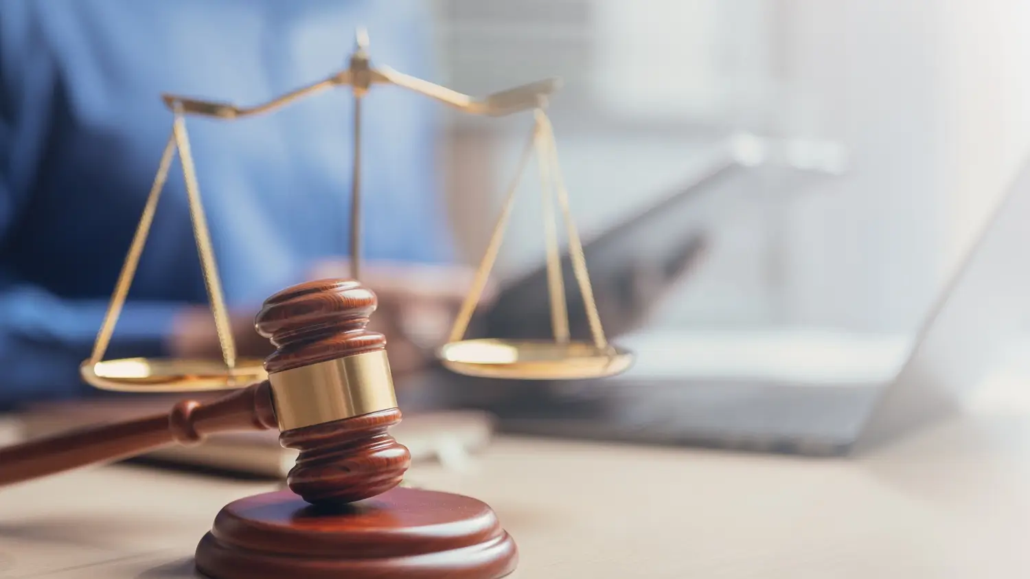 zákon, právo, váhy a soudcovské kladívko