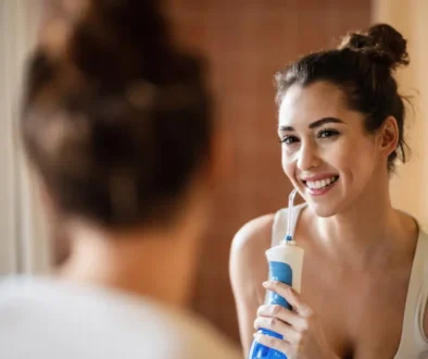 Zubní sprcha je praktickým pomocníkem, který seženete už za pár korun.