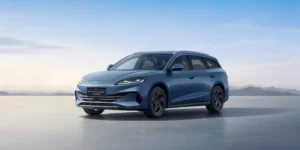 Hybrid s dojezdem 1500 km vás odveze k moři a zpět na jedno natankování. Stojí méně než Škodovka