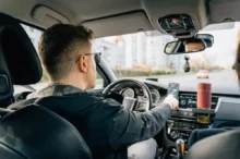 Držák na telefon je praktická vychytávka. Ty nejlevnější seženete už za pár korun.