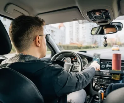 Držák na telefon je praktická vychytávka. Ty nejlevnější seženete už za pár korun.