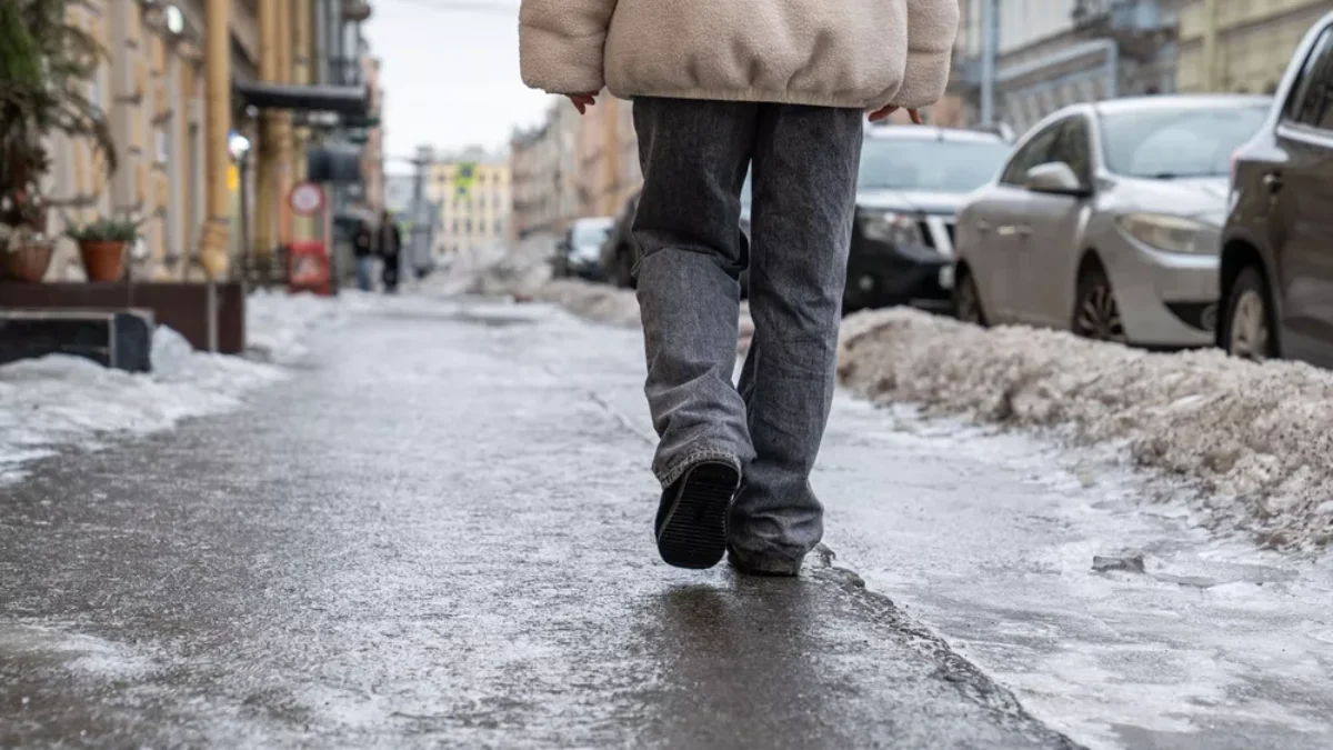 ledovka na chodníku ve městě