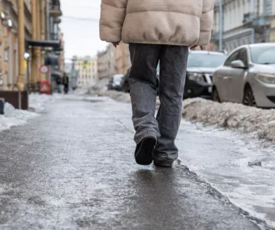 ledovka na chodníku ve městě