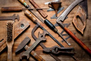 Staré nářadí z dílny po dědovi nevyhazujte. Sběratelé za ně nabízejí desítky tisíc i ve špatném stavu