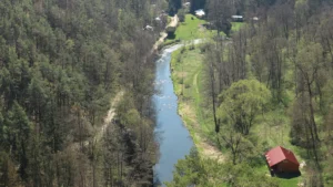 Při provozu chalupy nejde zdaleka nejde jen o hypotéku. Zruinuje vás elektřina i odvoz septiku
