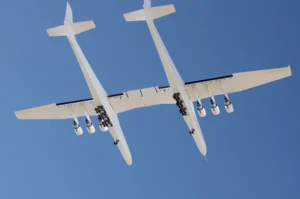 Na obloze bylo spatřeno tajné letadlo se 2 trupy, 6 motory a rozpětím 117 metrů. Z jeho velikosti přechází zrak