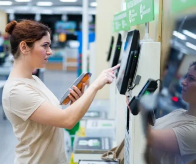 Lidé se proti samoobslužným pokladnám bouří.