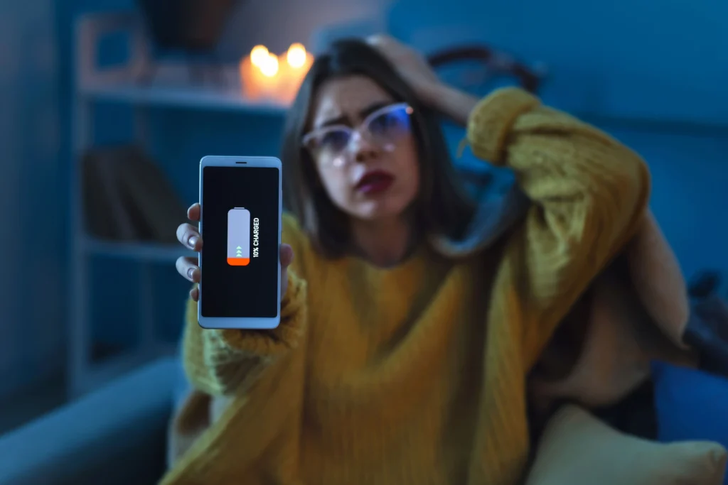 - Techsvět žena drží mobil