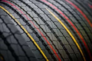 Barevné pruhy na nových pneumatikách znamenají něco jiného, než jste si mysleli