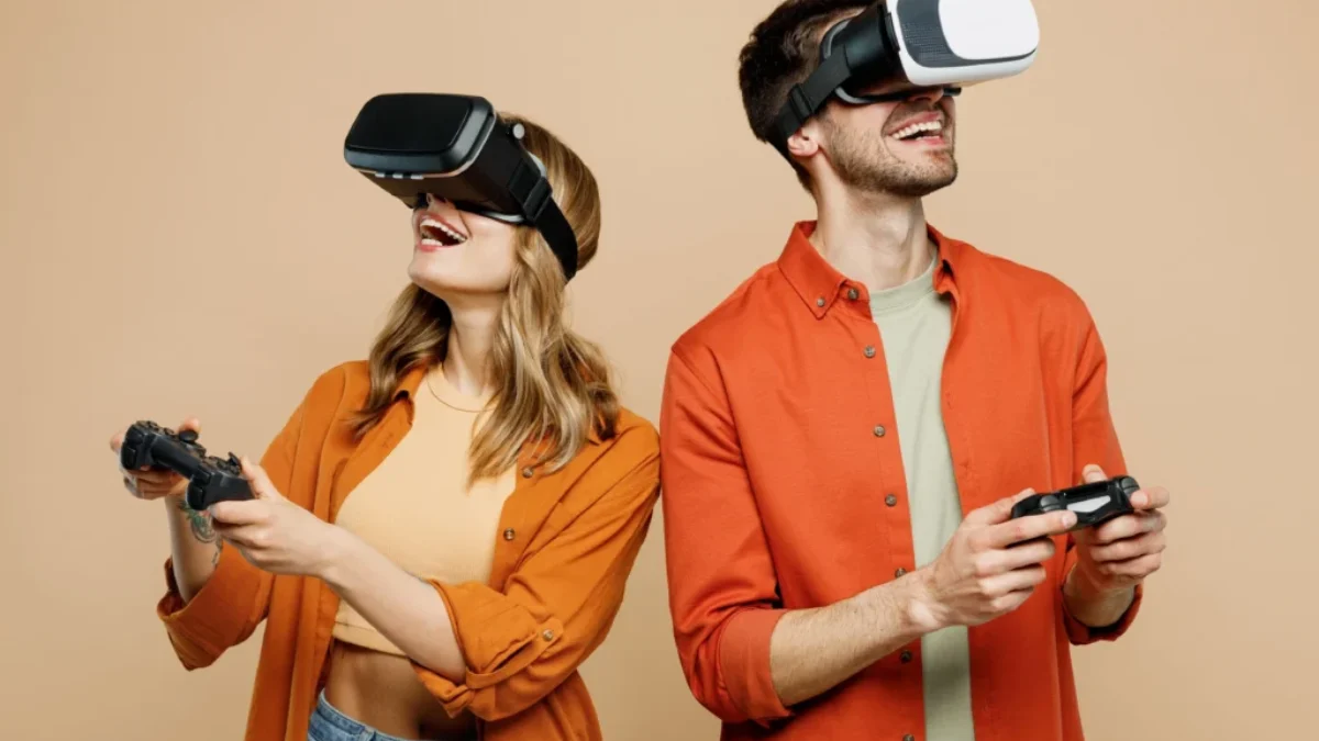 muž a žena v brýlích VR