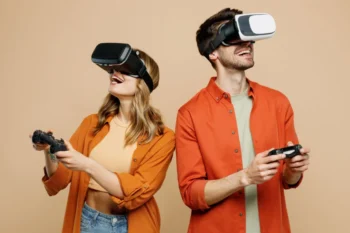 muž a žena v brýlích VR