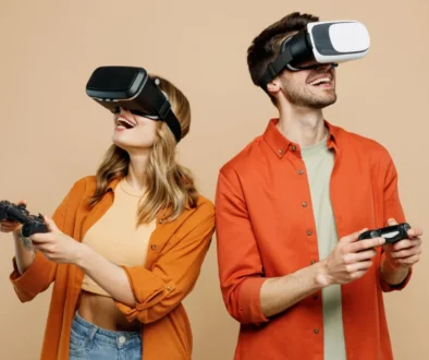 muž a žena v brýlích VR