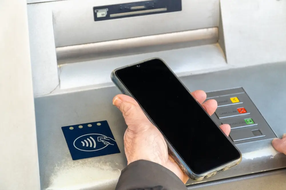 Vybrat hotovost jen pomocí mobilu umožňují bankomaty s tímto symbolem bezkontaktního placení.