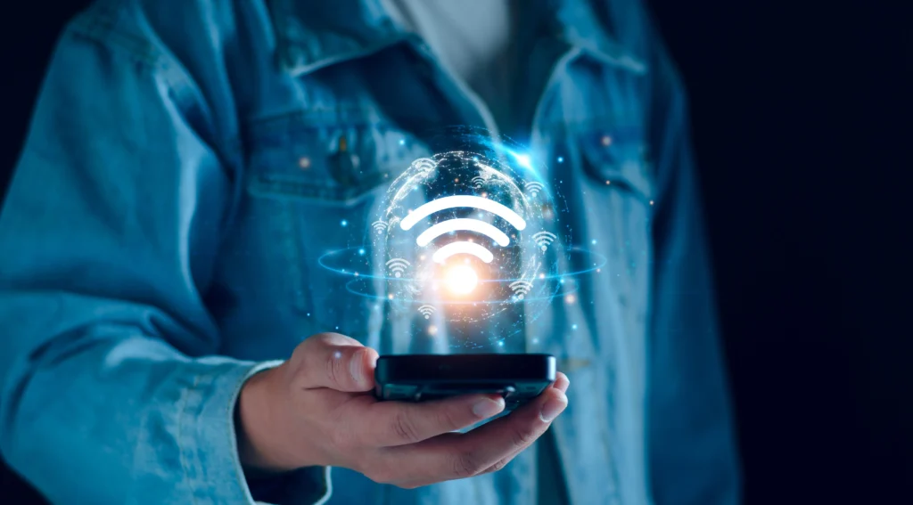 - Techsvět muž drží telefon