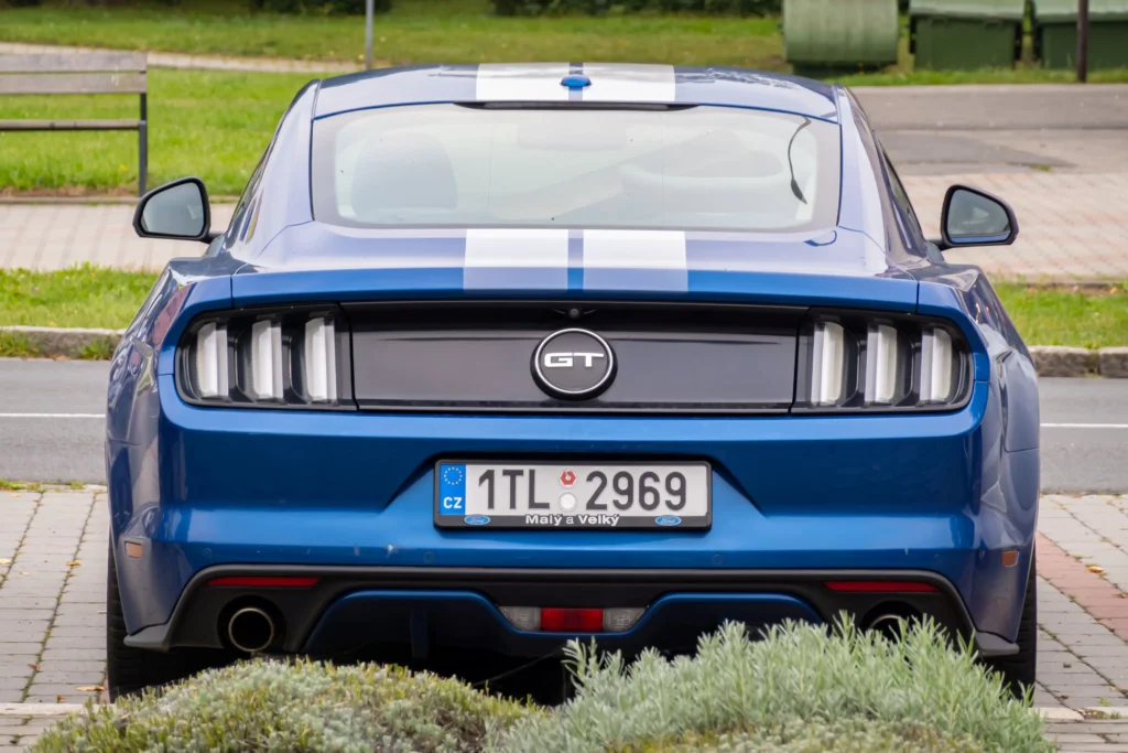 shutterstock_2517763353 - Techsvět Ford Mustang GT zezadu