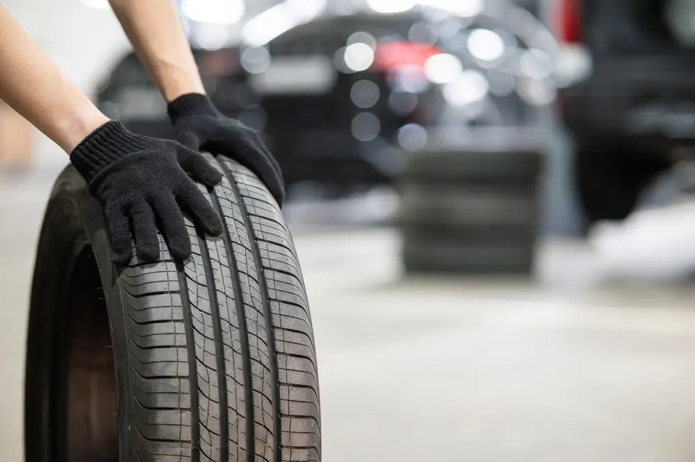 Nechat na autě zimní pneumatiky není jen nebezpečné. Třeba v Itálii vám hrozí tučná pokuta.