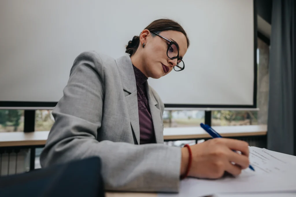 profesor opravuje testy