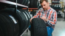 Pokud nemáte celoroční pneumatiky, pravidelné přezouvání je velmi důležité.