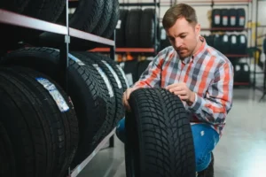 Pokud zimní pneumatiky necháváte na autě i v létě, dejte si pozor. Za hranicemi za to hrozí tučná pokuta