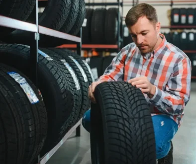 Pokud nemáte celoroční pneumatiky, pravidelné přezouvání je velmi důležité.